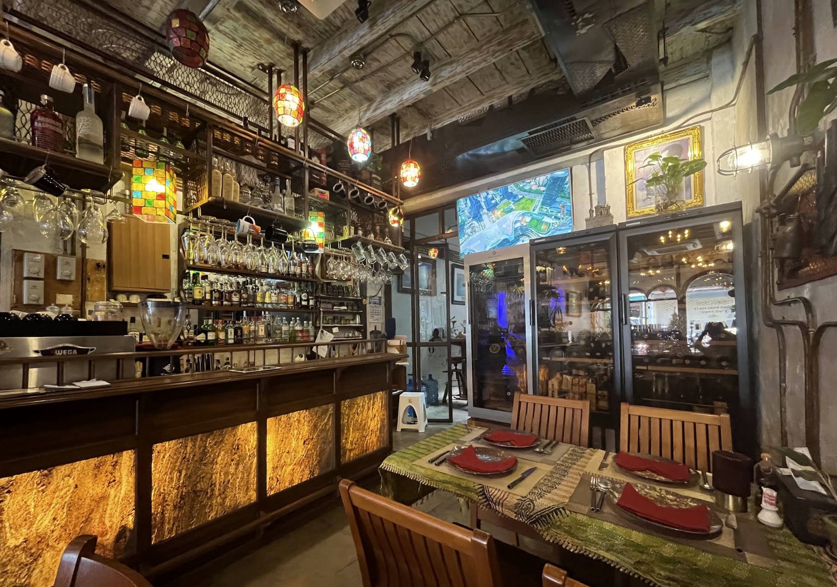 Full restaurant view